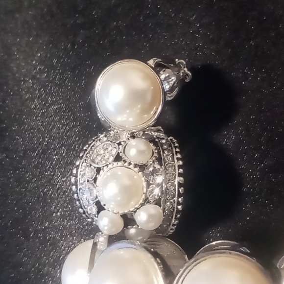 Faux Pearl beaded bracelet & 2 expandable rings . - Picture 3 of 9